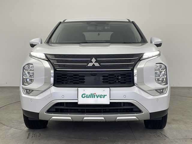 三菱 アウトランダー ＰＨＥＶ G 兵庫県 2021(令3)年 4.1万km ホワイトダイヤモンド ・純正ナビ&TV&Bluetooth&USB接続&Android Auto/・充電ケーブル付き/・マイパイロット/・レーダークルーズコントロール［ACC］/・車線維持支援機能［LKA］/・ブラインドスポットモニター［BSM］/・衝突被害軽減システム/・オートライト/・オートマチックハイビーム/・フロントワイパーデアイサー/・AC1500W電源/・レーンキープアシスト/・盗難防止装置/・アラウンドビューモニター/・前後ドライブレコーダー/・電動リアゲート/・ハーフレザーシート/・パワーシート（運転席）/・シートヒーター/・ステアリングヒーター/・三列シート/・純正アルミホイール（２０インチ）/・純正フロアマット/・ビルドインETC2.0 /・ワイヤレス充電/・パドルシフト/・ステアリングスイッチ/・オートブレーキホールド/・LEDヘッドライト/・フォグランプ/・W＋サイドエアバック/・カーテンエアバック/・AACエアコン/・スマートキー