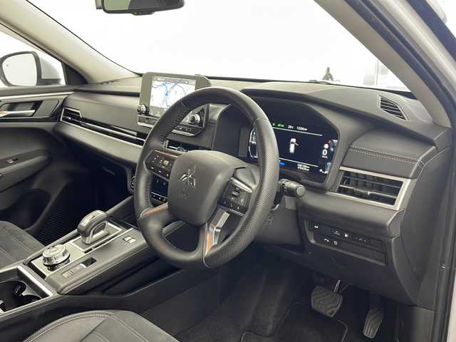 三菱 アウトランダー ＰＨＥＶ G 兵庫県 2021(令3)年 4.1万km ホワイトダイヤモンド ・純正ナビ&TV&Bluetooth&USB接続&Android Auto/・充電ケーブル付き/・マイパイロット/・レーダークルーズコントロール［ACC］/・車線維持支援機能［LKA］/・ブラインドスポットモニター［BSM］/・衝突被害軽減システム/・オートライト/・オートマチックハイビーム/・フロントワイパーデアイサー/・AC1500W電源/・レーンキープアシスト/・盗難防止装置/・アラウンドビューモニター/・前後ドライブレコーダー/・電動リアゲート/・ハーフレザーシート/・パワーシート（運転席）/・シートヒーター/・ステアリングヒーター/・三列シート/・純正アルミホイール（２０インチ）/・純正フロアマット/・ビルドインETC2.0 /・ワイヤレス充電/・パドルシフト/・ステアリングスイッチ/・オートブレーキホールド/・LEDヘッドライト/・フォグランプ/・W＋サイドエアバック/・カーテンエアバック/・AACエアコン/・スマートキー