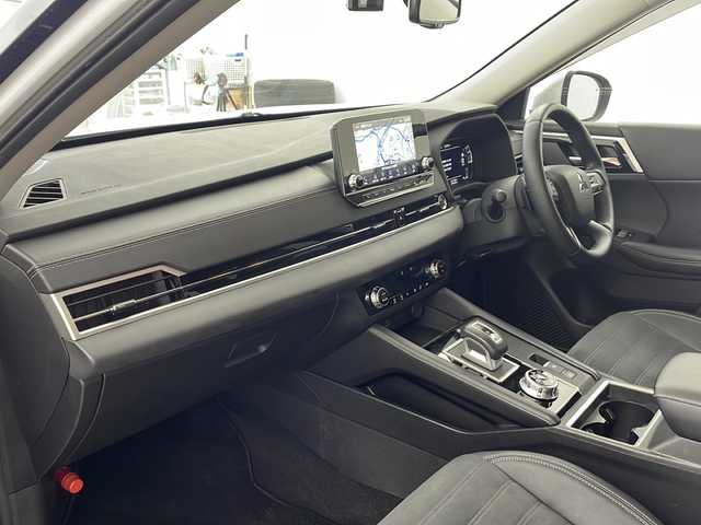 三菱 アウトランダー ＰＨＥＶ G 兵庫県 2021(令3)年 4.1万km ホワイトダイヤモンド ・純正ナビ&TV&Bluetooth&USB接続&Android Auto/・充電ケーブル付き/・マイパイロット/・レーダークルーズコントロール［ACC］/・車線維持支援機能［LKA］/・ブラインドスポットモニター［BSM］/・衝突被害軽減システム/・オートライト/・オートマチックハイビーム/・フロントワイパーデアイサー/・AC1500W電源/・レーンキープアシスト/・盗難防止装置/・アラウンドビューモニター/・前後ドライブレコーダー/・電動リアゲート/・ハーフレザーシート/・パワーシート（運転席）/・シートヒーター/・ステアリングヒーター/・三列シート/・純正アルミホイール（２０インチ）/・純正フロアマット/・ビルドインETC2.0 /・ワイヤレス充電/・パドルシフト/・ステアリングスイッチ/・オートブレーキホールド/・LEDヘッドライト/・フォグランプ/・W＋サイドエアバック/・カーテンエアバック/・AACエアコン/・スマートキー