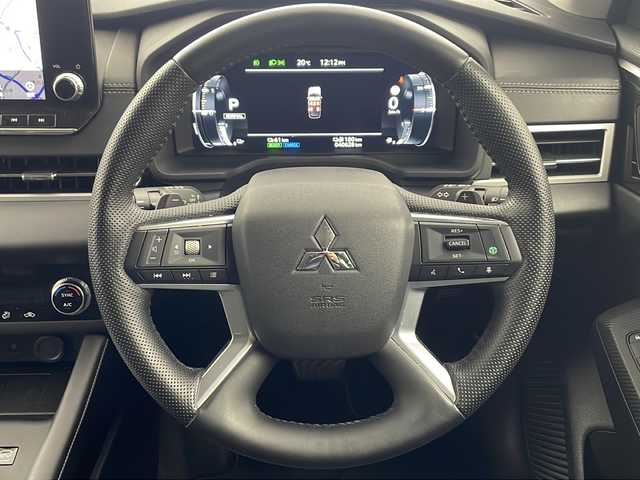 三菱 アウトランダー ＰＨＥＶ G 兵庫県 2021(令3)年 4.1万km ホワイトダイヤモンド ・純正ナビ&TV&Bluetooth&USB接続&Android Auto/・充電ケーブル付き/・マイパイロット/・レーダークルーズコントロール［ACC］/・車線維持支援機能［LKA］/・ブラインドスポットモニター［BSM］/・衝突被害軽減システム/・オートライト/・オートマチックハイビーム/・フロントワイパーデアイサー/・AC1500W電源/・レーンキープアシスト/・盗難防止装置/・アラウンドビューモニター/・前後ドライブレコーダー/・電動リアゲート/・ハーフレザーシート/・パワーシート（運転席）/・シートヒーター/・ステアリングヒーター/・三列シート/・純正アルミホイール（２０インチ）/・純正フロアマット/・ビルドインETC2.0 /・ワイヤレス充電/・パドルシフト/・ステアリングスイッチ/・オートブレーキホールド/・LEDヘッドライト/・フォグランプ/・W＋サイドエアバック/・カーテンエアバック/・AACエアコン/・スマートキー