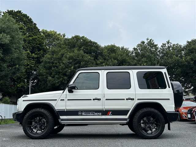 メルセデス・ベンツ ゲレンデヴァーゲン Ｇ４００ｄ マヌファクトゥーアエディション 東京都 2021(令3)年 6.1万km ダイヤモンドホワイト ワンオーナー/マヌファクトゥーアエディション/ガラススライディングルーフ/ブラックナッパ革シート/12.3インチワイドディスプレイナビ/・Burmesterサウンドシステム/・メルセデスミーコネクト/・フルセグTV/360°カメラ/レーダーセーフティパッケージ/・レーンアシスト/・ブレーキアシスト/・ブラインドスポットモニター/ブラックスモークマルチビームLEDヘッドランプ/大型オーバーフェンダー/ブラウンハイグロス木目調ステアリング/前席シートベンチレーション/シートヒーター/後席シートヒーター/社外アルミホイール20インチ（VOSSEN）/純正フロアマット/純正背面タイヤカバー車載/保証書/取扱説明書/スペアキー