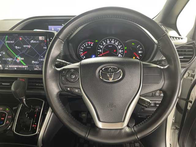 トヨタ ヴォクシー ZS 煌Ⅲ 福岡県 2021(令3)年 4.5万km ホワイトパールクリスタルシャイン ワンオーナー/アルパイン製11インチナビ/Bluetooth/フルセグTV/CD/DVD/後席モニター/両側パワースライドドア/衝突被害軽減ブレーキ/レーンアシスト/コーナーセンサー/クルーズコントロール/ビルトインETC/スペアキー/純正16インチアルミホイール/オートマチックハイビーム/LEDオートライト/電動格納ミラー