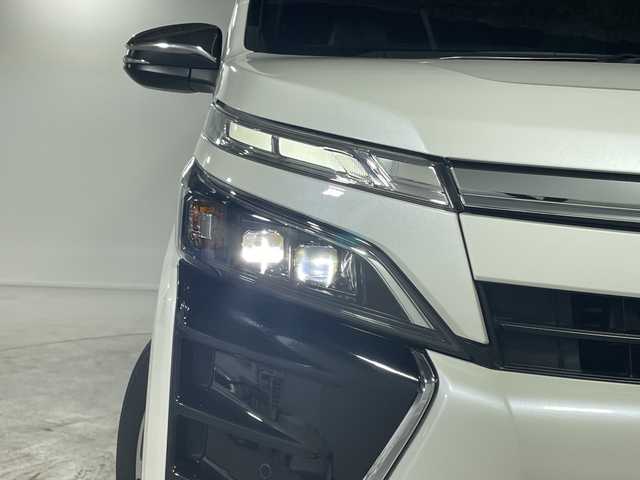 トヨタ ヴォクシー ZS 煌Ⅲ 福岡県 2021(令3)年 4.5万km ホワイトパールクリスタルシャイン ワンオーナー/アルパイン製11インチナビ/Bluetooth/フルセグTV/CD/DVD/後席モニター/両側パワースライドドア/衝突被害軽減ブレーキ/レーンアシスト/コーナーセンサー/クルーズコントロール/ビルトインETC/スペアキー/純正16インチアルミホイール/オートマチックハイビーム/LEDオートライト/電動格納ミラー