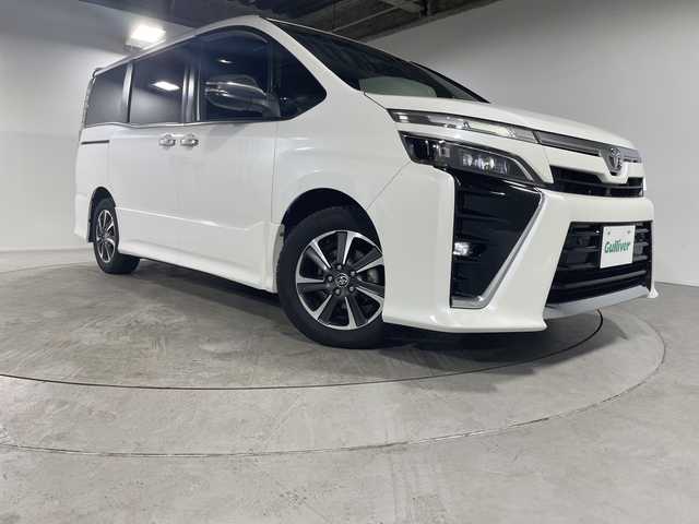 トヨタ ヴォクシー ZS 煌Ⅲ 福岡県 2021(令3)年 4.5万km ホワイトパールクリスタルシャイン ワンオーナー/アルパイン製11インチナビ/Bluetooth/フルセグTV/CD/DVD/後席モニター/両側パワースライドドア/衝突被害軽減ブレーキ/レーンアシスト/コーナーセンサー/クルーズコントロール/ビルトインETC/スペアキー/純正16インチアルミホイール/オートマチックハイビーム/LEDオートライト/電動格納ミラー