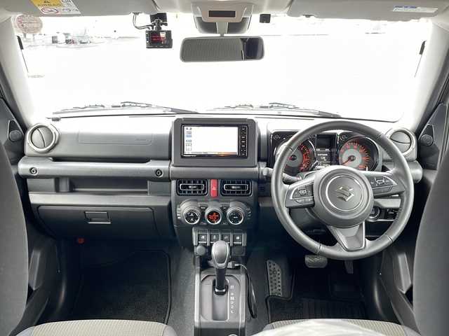 スズキ ジムニー XC 道東・釧路十勝 2023(令5)年 1.8万km ジャングルグリーン 4WD/純正メモリナビ　CN-RZ775W/　(AM/FM/CD/BT)/フルセグTV/バックカメラ/純正AWスタッドレスセット積込(175/80R16)/衝突被害軽減ブレーキ/レーンキープアシスト/クルーズコントロール/前席シートヒーター/ダウンヒルアシストコントロール/社外ETC/社外前後ドライブレコーダー/ステアリングスイッチ/LEDヘッドライト/横滑り防止装置/ヘッドライトウォッシャー/エンジンプッシュスタート