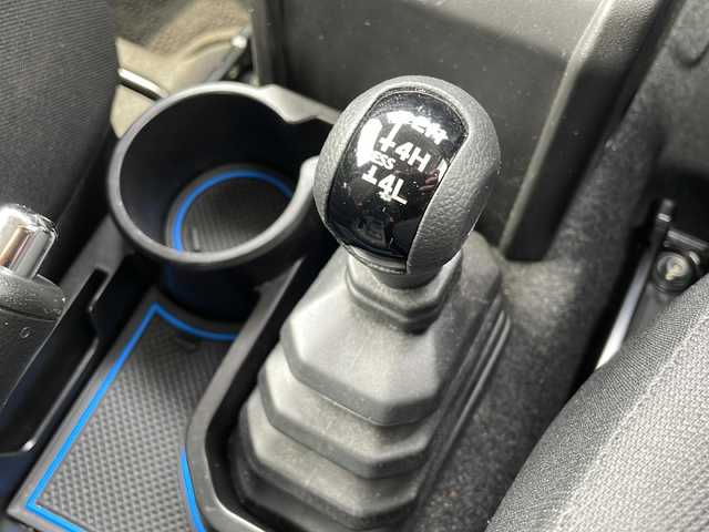 スズキ ジムニー XC 道東・釧路十勝 2023(令5)年 1.8万km ジャングルグリーン 4WD/純正メモリナビ　CN-RZ775W/　(AM/FM/CD/BT)/フルセグTV/バックカメラ/純正AWスタッドレスセット積込(175/80R16)/衝突被害軽減ブレーキ/レーンキープアシスト/クルーズコントロール/前席シートヒーター/ダウンヒルアシストコントロール/社外ETC/社外前後ドライブレコーダー/ステアリングスイッチ/LEDヘッドライト/横滑り防止装置/ヘッドライトウォッシャー/エンジンプッシュスタート