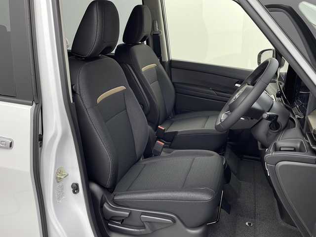 日産 セレナ e－パワー ハイウェイスター V 愛知県 2025(令7)年 0.1千km プリズムホワイト /R7年10月登録済未使用車//純正NissanConnectナビ//純正後席フリップダウンモニター//フルセグTV/AMFM/Bluetooth/USB/HDMI//ビルトインETC2.0//バックカメラ//インテリジェントアラウンドビューモニター//インテリジェントルームミラー//前後ドライブレコーダー//プロパイロット//インテリジェントエマージェンシーブレーキ//踏み間違い防止アシスト//フロント&バックソナー//アダプティブLEDヘッドライト//オートライト//ハイビームアシスト//LEDフォグランプ//両側パワースライドドア//後席サンシェード//合皮コンビシート//木目調パネル//前席・後席フルオートエアコン//プラズマクラスター//ワイヤレス充電器//純正16インチアルミホイール//電子パーキングブレーキ//ブレーキホールド//革巻きステアリング//ステアリングスイッチ//プッシュスタート//電動格納ミラー//アイドリングストップ//スペアキー