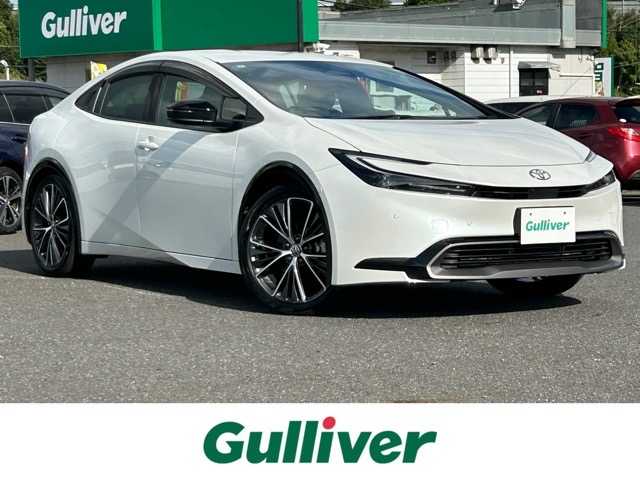 トヨタ プリウス Z 千葉県 2024(令6)年 0.1万km プラチナホワイトパールマイカ ４ＷＤ　/マルチメディアナビ/Bluetooth/フルセグTV/ETC2.0/全方位カメラ/パーキングアシスト/前後ドライブレコーダー/前後コーナーセンサー/パワーバックドア/レーダークルーズコントロール/デジタルインナーミラー/置くだけ充電/プリクラッシュセーフティ/レーンディパーチャアラート/ロードサインアシスト/プロアクティブドライビングアシスト/リヤクロストラフィックアラート/緊急時操舵支援/ブラインドスポットモニター/セカンダリーコリジョンブレーキ/ハーフレザーシート/D席パワーシート/前席シートヒーター/エアーシート/ステアリングヒーター/オートハイビーム/ウィンカーミラー/プッシュスタート/スマートキー/スペアキー1本/LEDヘッドライト/純正アルミホイール/純正フロアマット/保証書/取扱説明書