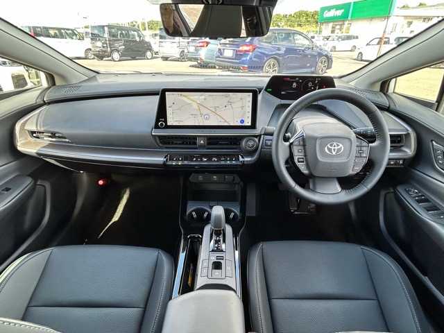 トヨタ プリウス Z 千葉県 2024(令6)年 0.1万km プラチナホワイトパールマイカ ４ＷＤ　/マルチメディアナビ/Bluetooth/フルセグTV/ETC2.0/全方位カメラ/パーキングアシスト/前後ドライブレコーダー/前後コーナーセンサー/パワーバックドア/レーダークルーズコントロール/デジタルインナーミラー/置くだけ充電/プリクラッシュセーフティ/レーンディパーチャアラート/ロードサインアシスト/プロアクティブドライビングアシスト/リヤクロストラフィックアラート/緊急時操舵支援/ブラインドスポットモニター/セカンダリーコリジョンブレーキ/ハーフレザーシート/D席パワーシート/前席シートヒーター/エアーシート/ステアリングヒーター/オートハイビーム/ウィンカーミラー/プッシュスタート/スマートキー/スペアキー1本/LEDヘッドライト/純正アルミホイール/純正フロアマット/保証書/取扱説明書