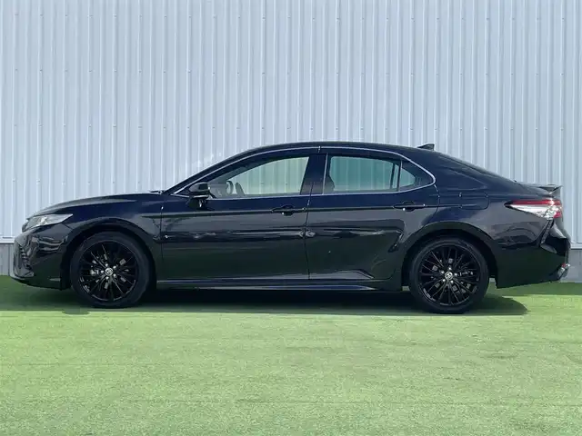 トヨタ カムリ WS ブラックエディション 香川県 2020(令2)年 5.1万km プレシャスブラックパール 純正ディスプレイオーディオ/（Bluetooth/USB）/前後ドライブレコーダー/バックカメラ/トヨタセーフティセンス/・プリクラッシュセーフティ/・アダプティブクルーズコントロール/・オートマチックハイビーム/・リアトラフィックアラート/・パーキングサポートブレーキ/・レーンディパーチャーアラート/ブラインドスポットモニター/クリアランスソナー/黒革シート/前席シートヒーター/革巻きステアリング/ステアリングスイッチ/パドルシフト/電動パーキングブレーキ/オートブレーキホールド/オートライト/LEDヘッドライト/LEDフォグライト/純正ビルトインETC/純正18インチアルミホイール/純正フロアマット/純正ドアバイザー/オート開閉機能付き電動格納ミラー/全席フルオートパワーウィンドウ/ISOFIX