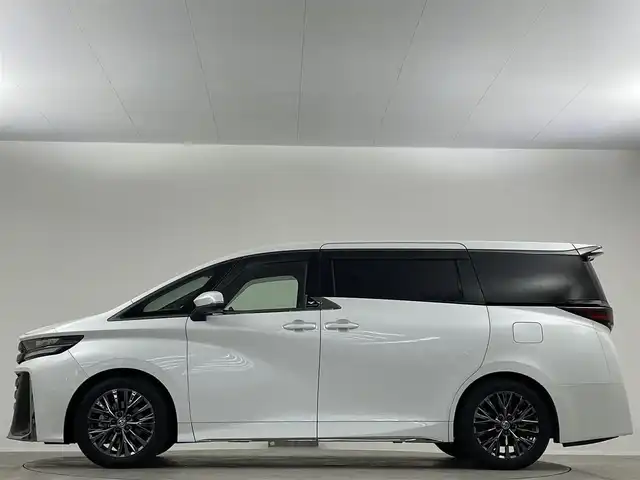 トヨタ ヴェルファイア ハイブリット Z プレミア 埼玉県 2024(令6)年 1.8万km プラチナホワイトパールマイカ ムーンルーフ　後席モニター　茶革　３６０°　ＢＳＭ　純正１４型ナビ　両側電動　オットマン　温シート　ベンチレーション　デジタルインナーミラー　ＨＵＤ　スペアタイヤ　アドバンストパーク　ＥＴＣ　