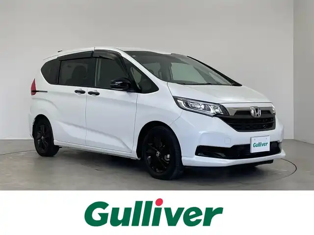 ホンダ フリード G ブラックスタイル 埼玉県 2023(令5)年 2.1万km プラチナホワイトパール Honda SENSING/　・衝突被害軽減ブレーキシステム (CMBS)/　・誤発進抑制機能/　・アダプティブクルーズコントロール（ACC）/　・車線維持支援システム（LKAS）/純正9インチメモリナビ　（VXM-237VFNi）/　DTV/CD/DVD/BT/USB/iPod/SD/SDREC/両側パワースライドドア/バックカメラ/前席シートヒーター/３列シート/TRC（トラクションコントロール）/純正ビルトインETC2.0（DTH-２０３M）/純正前後ドライブレコーダー（DRH-224SD）/エンジンスタートボタン/スマートキー/純正LEDヘッドライト/オートライト/純正アルミホイール