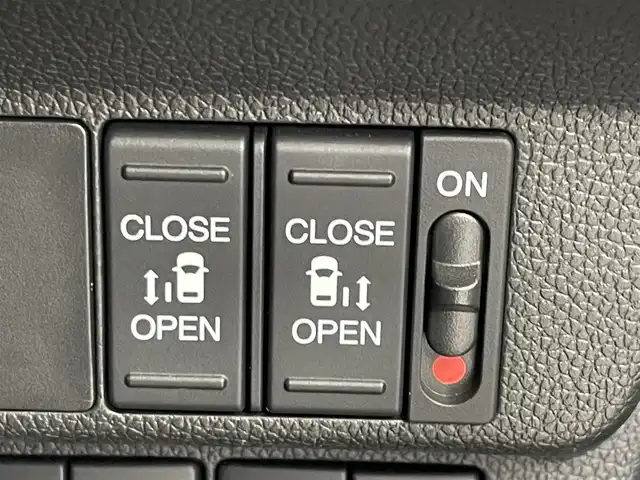 ホンダ フリード G ブラックスタイル 埼玉県 2023(令5)年 2.1万km プラチナホワイトパール Honda SENSING/　・衝突被害軽減ブレーキシステム (CMBS)/　・誤発進抑制機能/　・アダプティブクルーズコントロール（ACC）/　・車線維持支援システム（LKAS）/純正9インチメモリナビ　（VXM-237VFNi）/　DTV/CD/DVD/BT/USB/iPod/SD/SDREC/両側パワースライドドア/バックカメラ/前席シートヒーター/３列シート/TRC（トラクションコントロール）/純正ビルトインETC2.0（DTH-２０３M）/純正前後ドライブレコーダー（DRH-224SD）/エンジンスタートボタン/スマートキー/純正LEDヘッドライト/オートライト/純正アルミホイール