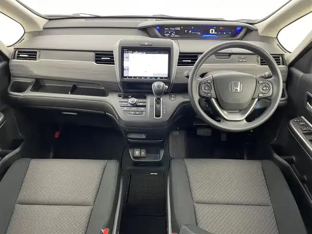 ホンダ フリード G ブラックスタイル 埼玉県 2023(令5)年 2.1万km プラチナホワイトパール Honda SENSING/　・衝突被害軽減ブレーキシステム (CMBS)/　・誤発進抑制機能/　・アダプティブクルーズコントロール（ACC）/　・車線維持支援システム（LKAS）/純正9インチメモリナビ　（VXM-237VFNi）/　DTV/CD/DVD/BT/USB/iPod/SD/SDREC/両側パワースライドドア/バックカメラ/前席シートヒーター/３列シート/TRC（トラクションコントロール）/純正ビルトインETC2.0（DTH-２０３M）/純正前後ドライブレコーダー（DRH-224SD）/エンジンスタートボタン/スマートキー/純正LEDヘッドライト/オートライト/純正アルミホイール