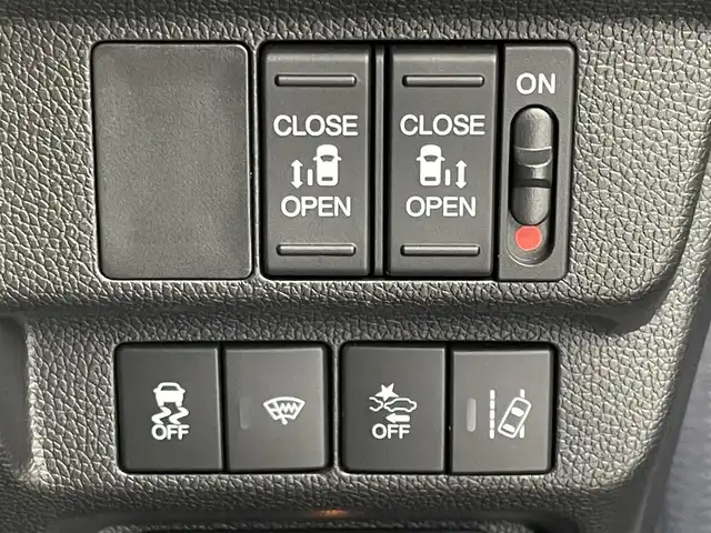 ホンダ フリード G ブラックスタイル 埼玉県 2023(令5)年 2.1万km プラチナホワイトパール Honda SENSING/　・衝突被害軽減ブレーキシステム (CMBS)/　・誤発進抑制機能/　・アダプティブクルーズコントロール（ACC）/　・車線維持支援システム（LKAS）/純正9インチメモリナビ　（VXM-237VFNi）/　DTV/CD/DVD/BT/USB/iPod/SD/SDREC/両側パワースライドドア/バックカメラ/前席シートヒーター/３列シート/TRC（トラクションコントロール）/純正ビルトインETC2.0（DTH-２０３M）/純正前後ドライブレコーダー（DRH-224SD）/エンジンスタートボタン/スマートキー/純正LEDヘッドライト/オートライト/純正アルミホイール