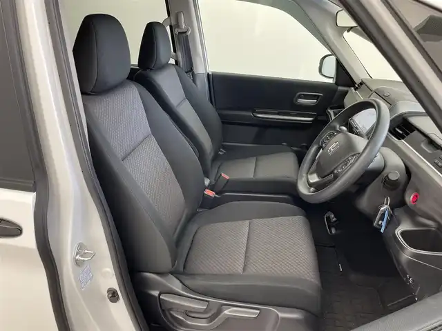 ホンダ フリード G ブラックスタイル 埼玉県 2023(令5)年 2.1万km プラチナホワイトパール Honda SENSING/　・衝突被害軽減ブレーキシステム (CMBS)/　・誤発進抑制機能/　・アダプティブクルーズコントロール（ACC）/　・車線維持支援システム（LKAS）/純正9インチメモリナビ　（VXM-237VFNi）/　DTV/CD/DVD/BT/USB/iPod/SD/SDREC/両側パワースライドドア/バックカメラ/前席シートヒーター/３列シート/TRC（トラクションコントロール）/純正ビルトインETC2.0（DTH-２０３M）/純正前後ドライブレコーダー（DRH-224SD）/エンジンスタートボタン/スマートキー/純正LEDヘッドライト/オートライト/純正アルミホイール