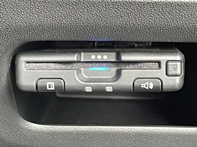 シトロエン シトロエン Ｃ３ シャイン 静岡県 2020(令2)年 1.5万km 緑 ブラインドスポットモニター/純正ディスプレイオーディオ/(Bluetooth/CarPlay)/バックカメラ/クルーズコントロール/レーンキープアシスト/パーキングアシスト/スマートキー/ETC/純正フロアマット/純正16インチアルミホイール/保証書/取扱説明書/スペアキー/ボディカラー（アーモンドグリーン）