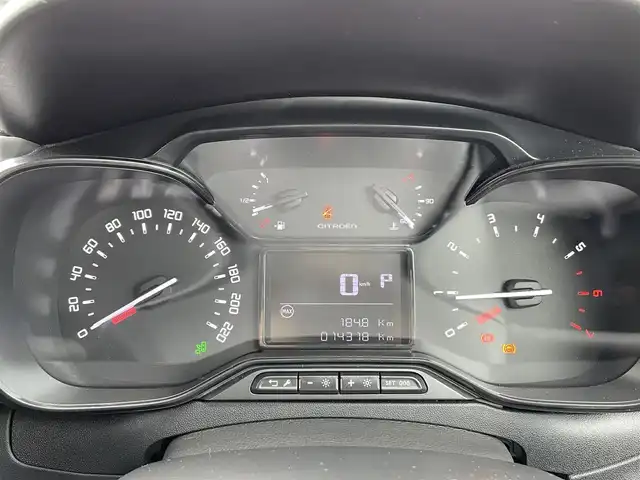 シトロエン シトロエン Ｃ３ シャイン 静岡県 2020(令2)年 1.5万km 緑 ブラインドスポットモニター/純正ディスプレイオーディオ/(Bluetooth/CarPlay)/バックカメラ/クルーズコントロール/レーンキープアシスト/パーキングアシスト/スマートキー/ETC/純正フロアマット/純正16インチアルミホイール/保証書/取扱説明書/スペアキー/ボディカラー（アーモンドグリーン）