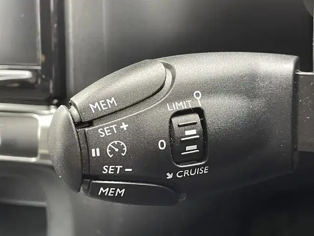 シトロエン シトロエン Ｃ３ シャイン 静岡県 2020(令2)年 1.5万km 緑 ブラインドスポットモニター/純正ディスプレイオーディオ/(Bluetooth/CarPlay)/バックカメラ/クルーズコントロール/レーンキープアシスト/パーキングアシスト/スマートキー/ETC/純正フロアマット/純正16インチアルミホイール/保証書/取扱説明書/スペアキー/ボディカラー（アーモンドグリーン）