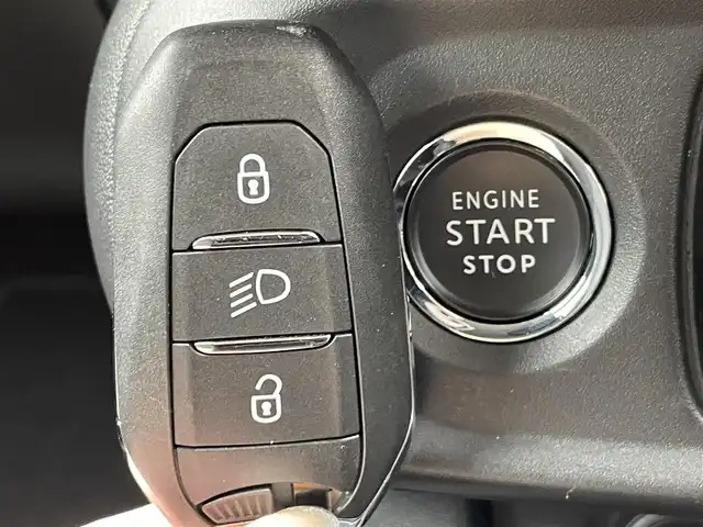 シトロエン シトロエン Ｃ３ シャイン 静岡県 2020(令2)年 1.5万km 緑 ブラインドスポットモニター/純正ディスプレイオーディオ/(Bluetooth/CarPlay)/バックカメラ/クルーズコントロール/レーンキープアシスト/パーキングアシスト/スマートキー/ETC/純正フロアマット/純正16インチアルミホイール/保証書/取扱説明書/スペアキー/ボディカラー（アーモンドグリーン）