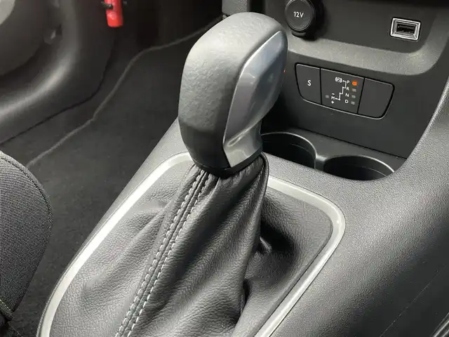 シトロエン シトロエン Ｃ３ シャイン 静岡県 2020(令2)年 1.5万km 緑 ブラインドスポットモニター/純正ディスプレイオーディオ/(Bluetooth/CarPlay)/バックカメラ/クルーズコントロール/レーンキープアシスト/パーキングアシスト/スマートキー/ETC/純正フロアマット/純正16インチアルミホイール/保証書/取扱説明書/スペアキー/ボディカラー（アーモンドグリーン）