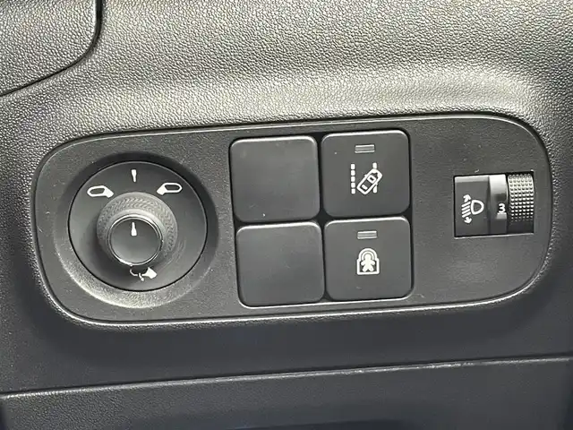 シトロエン シトロエン Ｃ３ シャイン 静岡県 2020(令2)年 1.5万km 緑 ブラインドスポットモニター/純正ディスプレイオーディオ/(Bluetooth/CarPlay)/バックカメラ/クルーズコントロール/レーンキープアシスト/パーキングアシスト/スマートキー/ETC/純正フロアマット/純正16インチアルミホイール/保証書/取扱説明書/スペアキー/ボディカラー（アーモンドグリーン）