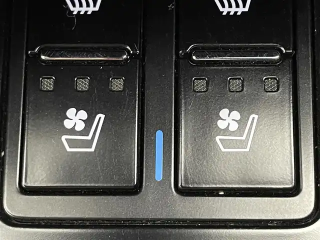 レクサス ＲＸ 300 Fスポーツ 道央・札幌 2020(令2)年 6.9万km ホワイトノーヴァガラスフレーク ・４WD/・純正メモリナビ/　CD／DVD／Bluetooth／フルセグ／ミラキャスト/・パノラミックビューモニター/・純正ビルトインETC2.0/・前後ドライブレコーダー【DRT-H68A】/・ワイヤレス充電器/・レクサスセーフティシステム/・プリクラッシュセーフティ/・レーダークルーズコントロール/・レーンデパーチャーアラート/・レーントレーシングアシスト/・アダプティブハイビームシステム/・ヘッドアップデイスプレイ/・nanoe/・AC100V電源/・USB入力端子/・自動防眩ミラー/・レザーシート/・前席シートヒーター＆シートエアコン/・前席パワーシート/・運転席シートメモリー/・三眼LEDヘッドライト/・純正フロアマット/・純正AW20インチ/・フォグライト/・プッシュスタート/・スマートキー/・スペアキー/・カードキー/・取扱説明書/・保証書