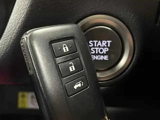 レクサス ＲＸ 300 Fスポーツ 道央・札幌 2020(令2)年 6.9万km ホワイトノーヴァガラスフレーク ・４WD/・純正メモリナビ/　CD／DVD／Bluetooth／フルセグ／ミラキャスト/・パノラミックビューモニター/・純正ビルトインETC2.0/・前後ドライブレコーダー【DRT-H68A】/・ワイヤレス充電器/・レクサスセーフティシステム/・プリクラッシュセーフティ/・レーダークルーズコントロール/・レーンデパーチャーアラート/・レーントレーシングアシスト/・アダプティブハイビームシステム/・ヘッドアップデイスプレイ/・nanoe/・AC100V電源/・USB入力端子/・自動防眩ミラー/・レザーシート/・前席シートヒーター＆シートエアコン/・前席パワーシート/・運転席シートメモリー/・三眼LEDヘッドライト/・純正フロアマット/・純正AW20インチ/・フォグライト/・プッシュスタート/・スマートキー/・スペアキー/・カードキー/・取扱説明書/・保証書