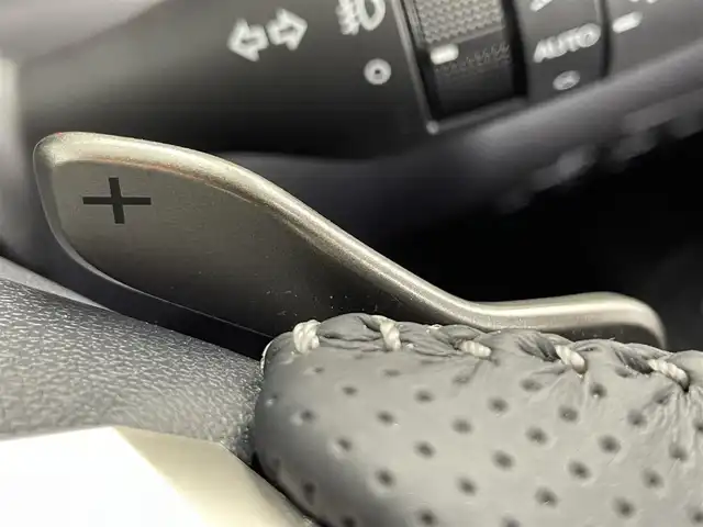 レクサス ＲＸ 300 Fスポーツ 道央・札幌 2020(令2)年 6.9万km ホワイトノーヴァガラスフレーク ・４WD/・純正メモリナビ/　CD／DVD／Bluetooth／フルセグ／ミラキャスト/・パノラミックビューモニター/・純正ビルトインETC2.0/・前後ドライブレコーダー【DRT-H68A】/・ワイヤレス充電器/・レクサスセーフティシステム/・プリクラッシュセーフティ/・レーダークルーズコントロール/・レーンデパーチャーアラート/・レーントレーシングアシスト/・アダプティブハイビームシステム/・ヘッドアップデイスプレイ/・nanoe/・AC100V電源/・USB入力端子/・自動防眩ミラー/・レザーシート/・前席シートヒーター＆シートエアコン/・前席パワーシート/・運転席シートメモリー/・三眼LEDヘッドライト/・純正フロアマット/・純正AW20インチ/・フォグライト/・プッシュスタート/・スマートキー/・スペアキー/・カードキー/・取扱説明書/・保証書