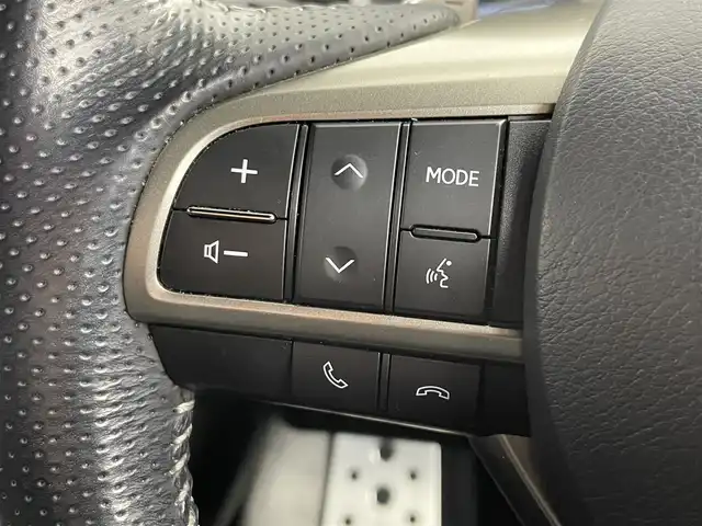 レクサス ＲＸ 300 Fスポーツ 道央・札幌 2020(令2)年 6.9万km ホワイトノーヴァガラスフレーク ・４WD/・純正メモリナビ/　CD／DVD／Bluetooth／フルセグ／ミラキャスト/・パノラミックビューモニター/・純正ビルトインETC2.0/・前後ドライブレコーダー【DRT-H68A】/・ワイヤレス充電器/・レクサスセーフティシステム/・プリクラッシュセーフティ/・レーダークルーズコントロール/・レーンデパーチャーアラート/・レーントレーシングアシスト/・アダプティブハイビームシステム/・ヘッドアップデイスプレイ/・nanoe/・AC100V電源/・USB入力端子/・自動防眩ミラー/・レザーシート/・前席シートヒーター＆シートエアコン/・前席パワーシート/・運転席シートメモリー/・三眼LEDヘッドライト/・純正フロアマット/・純正AW20インチ/・フォグライト/・プッシュスタート/・スマートキー/・スペアキー/・カードキー/・取扱説明書/・保証書