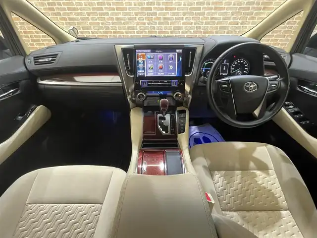 トヨタ アルファードハイブリット X 岩手県 2017(平29)年 5.7万km シルバーM 4WD/社外SDナビ/両側パワースライドドア/バックカメラ/ムーンルーフ/ビルトインETC/クルーズコントロール/スマートエントリーエンジンスターター/オートリトラミラー/ドライブレコーダー/コーナーセンサー/電子パーキングブレーキ/スマートキー/プッシュスタート/オートライト/LEDヘッドライト/純正16インチアルミホイール/AC100V/横滑り防止機能/純正フロアマット/オットマン/アイドリングストップ