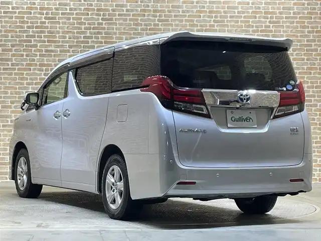 トヨタ アルファードハイブリット X 岩手県 2017(平29)年 5.7万km シルバーM 4WD/社外SDナビ/両側パワースライドドア/バックカメラ/ムーンルーフ/ビルトインETC/クルーズコントロール/スマートエントリーエンジンスターター/オートリトラミラー/ドライブレコーダー/コーナーセンサー/電子パーキングブレーキ/スマートキー/プッシュスタート/オートライト/LEDヘッドライト/純正16インチアルミホイール/AC100V/横滑り防止機能/純正フロアマット/オットマン/アイドリングストップ