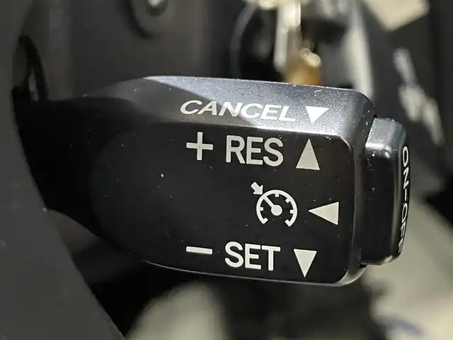 トヨタ アルファードハイブリット X 岩手県 2017(平29)年 5.7万km シルバーM 4WD/社外SDナビ/両側パワースライドドア/バックカメラ/ムーンルーフ/ビルトインETC/クルーズコントロール/スマートエントリーエンジンスターター/オートリトラミラー/ドライブレコーダー/コーナーセンサー/電子パーキングブレーキ/スマートキー/プッシュスタート/オートライト/LEDヘッドライト/純正16インチアルミホイール/AC100V/横滑り防止機能/純正フロアマット/オットマン/アイドリングストップ