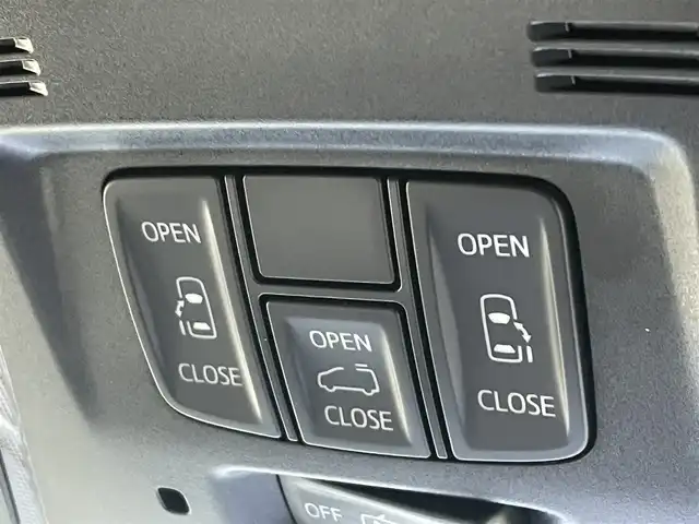 トヨタ アルファードハイブリット X 岩手県 2017(平29)年 5.7万km シルバーM 4WD/社外SDナビ/両側パワースライドドア/バックカメラ/ムーンルーフ/ビルトインETC/クルーズコントロール/スマートエントリーエンジンスターター/オートリトラミラー/ドライブレコーダー/コーナーセンサー/電子パーキングブレーキ/スマートキー/プッシュスタート/オートライト/LEDヘッドライト/純正16インチアルミホイール/AC100V/横滑り防止機能/純正フロアマット/オットマン/アイドリングストップ