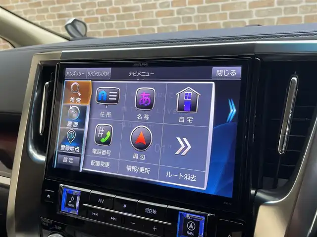 トヨタ アルファードハイブリット X 岩手県 2017(平29)年 5.7万km シルバーM 4WD/社外SDナビ/両側パワースライドドア/バックカメラ/ムーンルーフ/ビルトインETC/クルーズコントロール/スマートエントリーエンジンスターター/オートリトラミラー/ドライブレコーダー/コーナーセンサー/電子パーキングブレーキ/スマートキー/プッシュスタート/オートライト/LEDヘッドライト/純正16インチアルミホイール/AC100V/横滑り防止機能/純正フロアマット/オットマン/アイドリングストップ