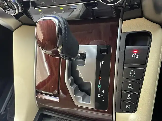 トヨタ アルファードハイブリット X 岩手県 2017(平29)年 5.7万km シルバーM 4WD/社外SDナビ/両側パワースライドドア/バックカメラ/ムーンルーフ/ビルトインETC/クルーズコントロール/スマートエントリーエンジンスターター/オートリトラミラー/ドライブレコーダー/コーナーセンサー/電子パーキングブレーキ/スマートキー/プッシュスタート/オートライト/LEDヘッドライト/純正16インチアルミホイール/AC100V/横滑り防止機能/純正フロアマット/オットマン/アイドリングストップ