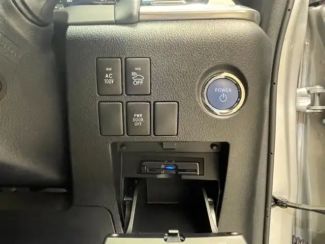 トヨタ アルファードハイブリット X 岩手県 2017(平29)年 5.7万km シルバーM 4WD/社外SDナビ/両側パワースライドドア/バックカメラ/ムーンルーフ/ビルトインETC/クルーズコントロール/スマートエントリーエンジンスターター/オートリトラミラー/ドライブレコーダー/コーナーセンサー/電子パーキングブレーキ/スマートキー/プッシュスタート/オートライト/LEDヘッドライト/純正16インチアルミホイール/AC100V/横滑り防止機能/純正フロアマット/オットマン/アイドリングストップ