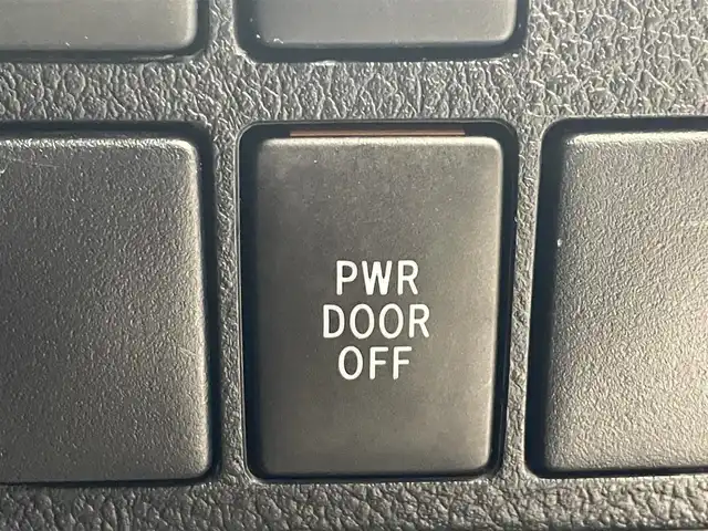 トヨタ アルファードハイブリット X 岩手県 2017(平29)年 5.7万km シルバーM 4WD/社外SDナビ/両側パワースライドドア/バックカメラ/ムーンルーフ/ビルトインETC/クルーズコントロール/スマートエントリーエンジンスターター/オートリトラミラー/ドライブレコーダー/コーナーセンサー/電子パーキングブレーキ/スマートキー/プッシュスタート/オートライト/LEDヘッドライト/純正16インチアルミホイール/AC100V/横滑り防止機能/純正フロアマット/オットマン/アイドリングストップ