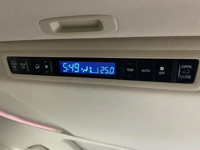 トヨタ アルファードハイブリット X 岩手県 2017(平29)年 5.7万km シルバーM 4WD/社外SDナビ/両側パワースライドドア/バックカメラ/ムーンルーフ/ビルトインETC/クルーズコントロール/スマートエントリーエンジンスターター/オートリトラミラー/ドライブレコーダー/コーナーセンサー/電子パーキングブレーキ/スマートキー/プッシュスタート/オートライト/LEDヘッドライト/純正16インチアルミホイール/AC100V/横滑り防止機能/純正フロアマット/オットマン/アイドリングストップ