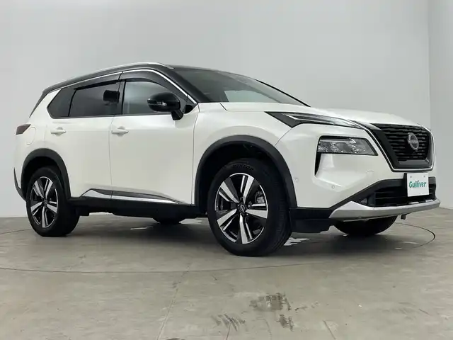 日産 エクストレイル G e－4ORCE 鹿児島県 2022(令4)年 2.7万km ブリリアントホワイトパール/スーパーブラック 2トーン 純正ディスプレイオーディオ/（AM/FM/フルセグ/Applecarpay/AndroidAuto/BT)/D/N席パワーシート/D/N席シートヒーター/ステアリングヒーター/BSM/パワーバックドア/プロパイロット/インテリジェンスミラー/前後ドラレコ/ETC/ヘッドアップディスプレイ/パーキングアシスト/レザーシート/電動パーキング/オートブレーキホールド/プッシュスタート/スマートキー/シートメモリ/オートライト/オートハイビーム/前後ソナー