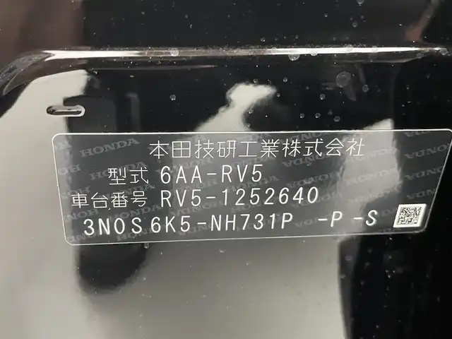 ホンダ ヴェゼル ハイブリッド e:HEV Z 熊本県 2025(令7)年 0.1万km未満 クリスタルブラックパール 登録済未使用車　/純正ナビ（ＡｐｐｌＣａｒＰｌａｙ・ＡｎｄｒｏｉｄＡｕｔｏ・フルセグ・ＢＴ・ＵＳＢ）/バックカメラ　/ビルトインETC2.0/前席シートヒーター　/前後クリアランスソナー　/アイドリングストップ　/横滑り防止/ダウンヒルアシスト/ホンダセンシング/・衝突軽減ブレーキ/・誤発進抑制機能/・後方誤発進抑制機能/・近距離衝突軽減ブレーキ/・歩行者事故低減ステアリング/・路外逸脱制御機能/・アダブティブクルーズコントロール/・渋滞運転支援機能/・先行車発進お知らせ/・標識認識システム/・ブラインドスポットモニター/・車線維持支援システム/・オートハイビーム/パワーバックドア/ステアリングヒーター/置くだけ充電/ハーフレザーシート/純正１８インチAW/オートライト/LEDヘッドライト/スマートキー/プッシュスタート/スペアキー1本/保証書/取扱説明書