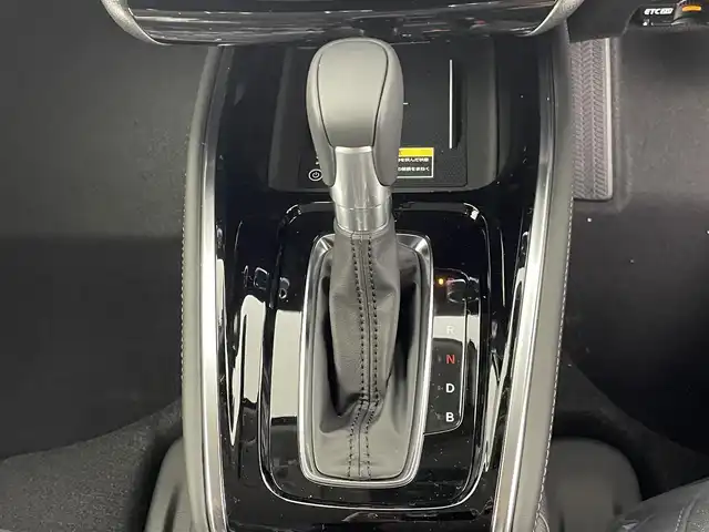ホンダ ヴェゼル ハイブリッド e:HEV Z 熊本県 2025(令7)年 0.1万km未満 クリスタルブラックパール 登録済未使用車　/純正ナビ（ＡｐｐｌＣａｒＰｌａｙ・ＡｎｄｒｏｉｄＡｕｔｏ・フルセグ・ＢＴ・ＵＳＢ）/バックカメラ　/ビルトインETC2.0/前席シートヒーター　/前後クリアランスソナー　/アイドリングストップ　/横滑り防止/ダウンヒルアシスト/ホンダセンシング/・衝突軽減ブレーキ/・誤発進抑制機能/・後方誤発進抑制機能/・近距離衝突軽減ブレーキ/・歩行者事故低減ステアリング/・路外逸脱制御機能/・アダブティブクルーズコントロール/・渋滞運転支援機能/・先行車発進お知らせ/・標識認識システム/・ブラインドスポットモニター/・車線維持支援システム/・オートハイビーム/パワーバックドア/ステアリングヒーター/置くだけ充電/ハーフレザーシート/純正１８インチAW/オートライト/LEDヘッドライト/スマートキー/プッシュスタート/スペアキー1本/保証書/取扱説明書