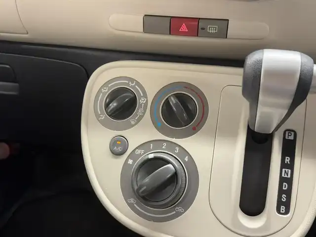 ダイハツ ミラ ココア L 三重県 2012(平24)年 12.1万km ムースピンクパール ガソリン/FF/インパネCVT/カロッツェリア『楽ナビ』（7インチ） AVIC-ZH77/（CD/DVD/MSV/FM/AM/TV/SD/Bluetooth/iPod/USB/AUX）/ETC/安全装備/・ABS（EBD機能付）/・ヒルスタートシステム（坂道発進アシスト）/・デュアルSRSエアバッグ（運転席・助手席）/・衝突安全ボディ『TAF』/装備/・キーレスエントリー/・マニュアルエアコン/・セキュリティアラーム/・電動格納ドアミラー/・13インチアルミホイール＋冬タイヤ/・純正ホイールキャップ＆夏タイヤあり