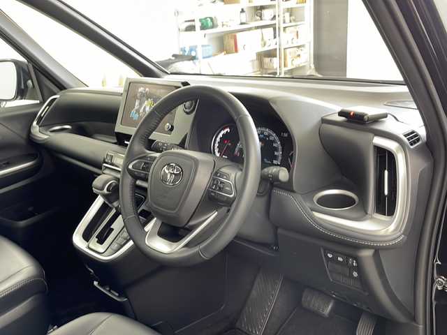 トヨタ ノア S－Z 道央・札幌 2024(令6)年 1.4万km アティチュードブラックマイカ ・４WD  /寒冷地仕様/・トヨタセーフティセンス/・プリクラッシュセーフティ/・レーダークルーズコントロール/・レーンキープアシスト/・オートマチックハイビーム/・純正8インチディスプレイオーディオナビ/・Bluetooth/CD/DVD/フルセグTV/・バックカメラ/・両側パワースライドドア/・ハーフレザーシート/・シートヒーター運転席/助手席/・革巻きステアリング/・LEDヘッドライト/オートライト/・スマートキー/・盗難防止装置/・横滑り防止装置/・ABS/・ETC