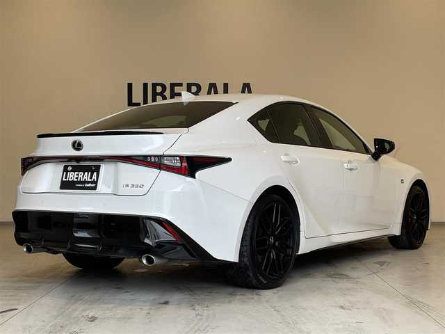 レクサス ＩＳ 350 Fスポーツ モードブラックⅢ 熊本県 2022(令4)年 3.4万km ホワイトノーヴァガラスフレーク ・スマートキー/・プッシュスタート/・プリクラッシュセーフティ/・レーントレーシングアラート/・ブラインドスポットモニター/・パーキングサポートアラート/・パーキングサポートブレーキ/・道路標識認識/・先行車発進告知/・オートマチックハイビーム/・クルーズコントロール(追従式)/・ハーフレザーシート/・前席パワーシート/・前席シートヒーター ＆エアシート /・純正メモリナビ/　【BD・Bluetooth・USB・SD・AUX・MSV】/・携帯連携/　【AppleCarPlay・AndroidAuto】/・フルセグTV/・全方位カメラ/・ETC2.0/・LEDヘッドランプ/・純正マット