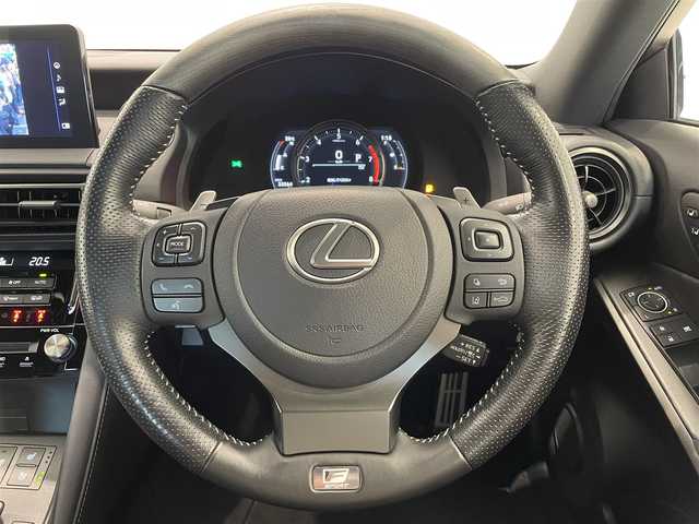 レクサス ＩＳ 350 Fスポーツ モードブラックⅢ 熊本県 2022(令4)年 3.4万km ホワイトノーヴァガラスフレーク ・スマートキー/・プッシュスタート/・プリクラッシュセーフティ/・レーントレーシングアラート/・ブラインドスポットモニター/・パーキングサポートアラート/・パーキングサポートブレーキ/・道路標識認識/・先行車発進告知/・オートマチックハイビーム/・クルーズコントロール(追従式)/・ハーフレザーシート/・前席パワーシート/・前席シートヒーター ＆エアシート /・純正メモリナビ/　【BD・Bluetooth・USB・SD・AUX・MSV】/・携帯連携/　【AppleCarPlay・AndroidAuto】/・フルセグTV/・全方位カメラ/・ETC2.0/・LEDヘッドランプ/・純正マット