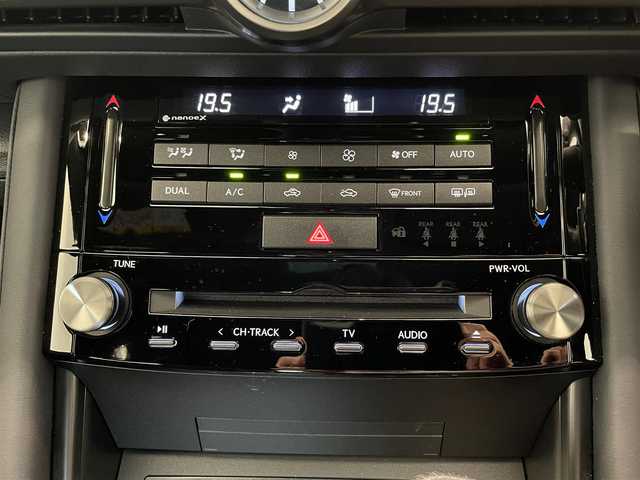 レクサス ＩＳ 350 Fスポーツ モードブラックⅢ 熊本県 2022(令4)年 3.4万km ホワイトノーヴァガラスフレーク ・スマートキー/・プッシュスタート/・プリクラッシュセーフティ/・レーントレーシングアラート/・ブラインドスポットモニター/・パーキングサポートアラート/・パーキングサポートブレーキ/・道路標識認識/・先行車発進告知/・オートマチックハイビーム/・クルーズコントロール(追従式)/・ハーフレザーシート/・前席パワーシート/・前席シートヒーター ＆エアシート /・純正メモリナビ/　【BD・Bluetooth・USB・SD・AUX・MSV】/・携帯連携/　【AppleCarPlay・AndroidAuto】/・フルセグTV/・全方位カメラ/・ETC2.0/・LEDヘッドランプ/・純正マット