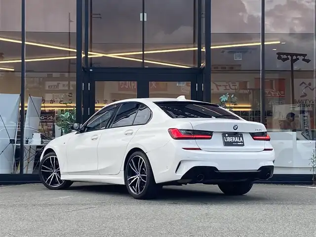 ＢＭＷ ３２０ｉ Mスポーツ 福岡県 2019(令1)年 4.9万km 白 ・サンルーフ/・アクティブクルーズコントロール/・純正HDDナビ/USB/Bluetooth/AUX/CD/・バックカメラ/・黒革シート/シートヒーター/・社外前後ドライブレコーダー/・フルセグ/・ETC/・純正19AW/・プッシュスタート/・パーキングアシスト/・アイドリングストップ/・スマートキー/・スペアキー/・電動リアゲート/・レーンキープアシスト/・オートライト/・LEDライト/・パドルシフト/・ワイヤレス充電/・保証書/・取扱説明書/・記録簿