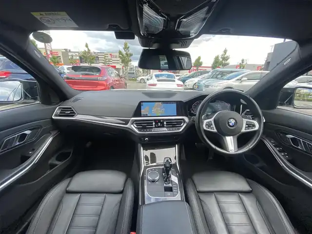 ＢＭＷ ３２０ｉ Mスポーツ 福岡県 2019(令1)年 4.9万km 白 ・サンルーフ/・アクティブクルーズコントロール/・純正HDDナビ/USB/Bluetooth/AUX/CD/・バックカメラ/・黒革シート/シートヒーター/・社外前後ドライブレコーダー/・フルセグ/・ETC/・純正19AW/・プッシュスタート/・パーキングアシスト/・アイドリングストップ/・スマートキー/・スペアキー/・電動リアゲート/・レーンキープアシスト/・オートライト/・LEDライト/・パドルシフト/・ワイヤレス充電/・保証書/・取扱説明書/・記録簿