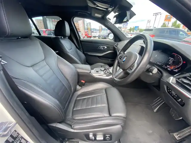 ＢＭＷ ３２０ｉ Mスポーツ 福岡県 2019(令1)年 4.9万km 白 ・サンルーフ/・アクティブクルーズコントロール/・純正HDDナビ/USB/Bluetooth/AUX/CD/・バックカメラ/・黒革シート/シートヒーター/・社外前後ドライブレコーダー/・フルセグ/・ETC/・純正19AW/・プッシュスタート/・パーキングアシスト/・アイドリングストップ/・スマートキー/・スペアキー/・電動リアゲート/・レーンキープアシスト/・オートライト/・LEDライト/・パドルシフト/・ワイヤレス充電/・保証書/・取扱説明書/・記録簿